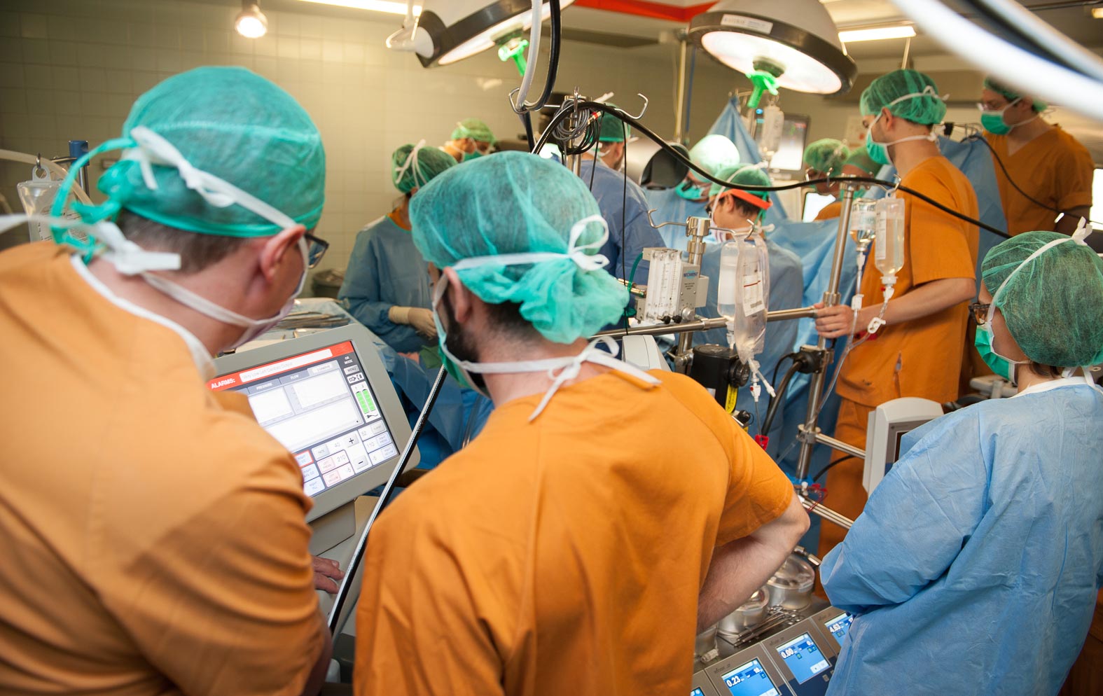 Doctors during an artificial heart transplant at Hospital de Bellvitge 